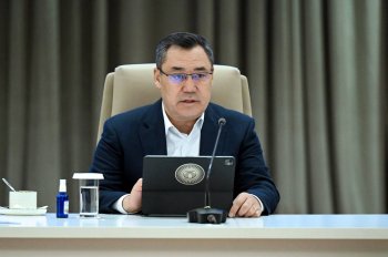 Садыр Жапаров: Айыл окмоту раздавали землю за килограмм плова и поход в сауну