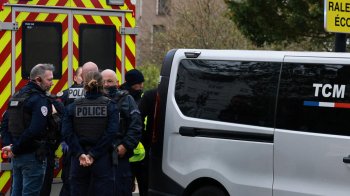 Под Парижем стрелок убил человека и ранил пятерых, Макрон назвал это расистским терактом