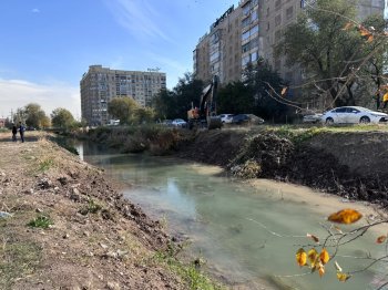 В Бишкеке на Восточном Большом Чуйском канале очистили 700 метров русла от мусора и камыша. По данным мэрии, с начала года в столице очистили 322 километра каналов и коллекторных сетей.