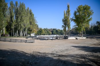 В Карагачевой роще Бишкека продолжается реконструкция Комсомольского и Пионерского озер. Сейчас на водоемах обустраивают бетонное основание и укладывают гидроизоляционную мембрану.