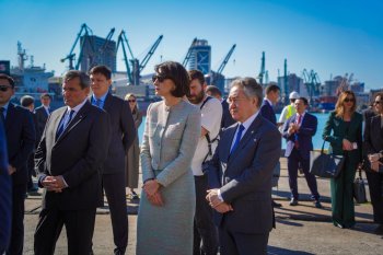 Министр иностранных дел Кыргызстана Жээнбек Кулубаев в рамках визита в Грузию посетил порт Батуми. Участники встречи обсудили перспективы развития транспортно-логистического сотрудничества между Центральной Азией и Грузией.